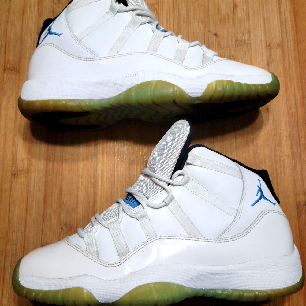 Nike Air Jordan 11 Retro "Legend Blue" 7Y/8.5W